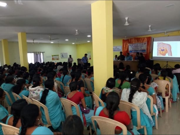 Dr. Prasad Sor delivering a cancer awareness lecture to a large audience in Akola